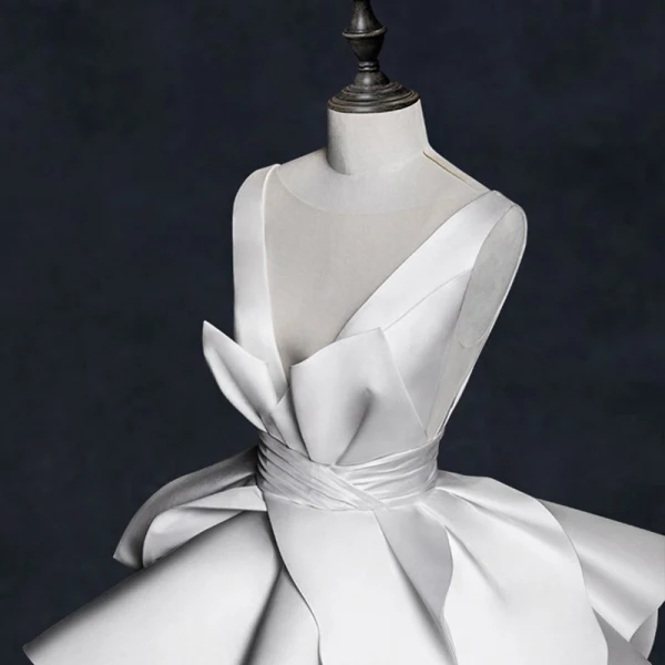Vintage Ivory / Creme Brautkleider / Hochzeitskleider 2018 Ballkleid Durchsichtige V-Ausschnitt Ärmellos Rückenfreies Kathedrale Schleppe Rüschen