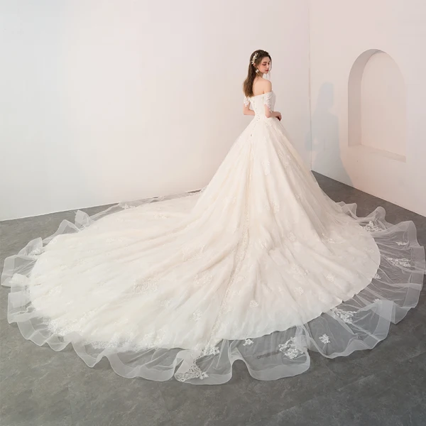 Luxus / Herrlich Champagner Brautkleider / Hochzeitskleider 2018 Ballkleid Off Shoulder Kurze Ärmel Rückenfreies Applikationen Spitze Perlenstickerei Kapelle-Schleppe Rüschen