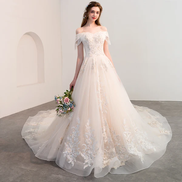 Élégant Champagne Robe De Mariée 2018 Princesse De l'épaule Dos Nu Manches Courtes Perlage Gland Appliques En Dentelle Cathedral Train Volants