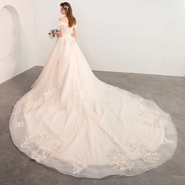 Élégant Champagne Robe De Mariée 2018 Princesse De l'épaule Dos Nu Manches Courtes Perlage Gland Appliques En Dentelle Cathedral Train Volants