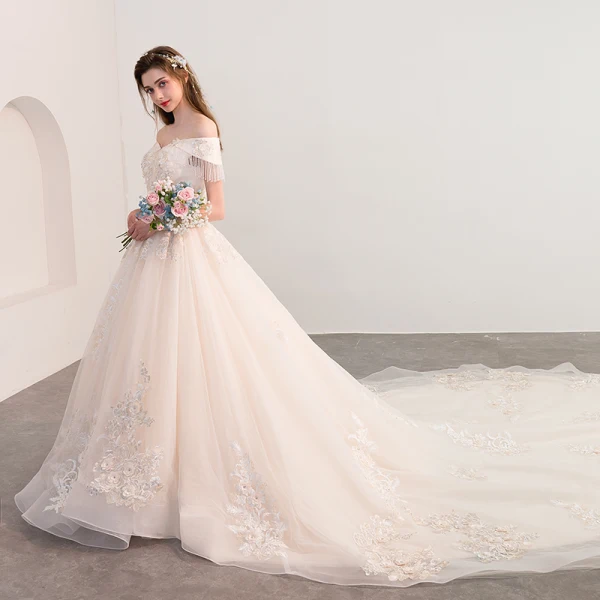 Élégant Champagne Robe De Mariée 2018 Princesse De l'épaule Dos Nu Manches Courtes Perlage Gland Appliques En Dentelle Cathedral Train Volants