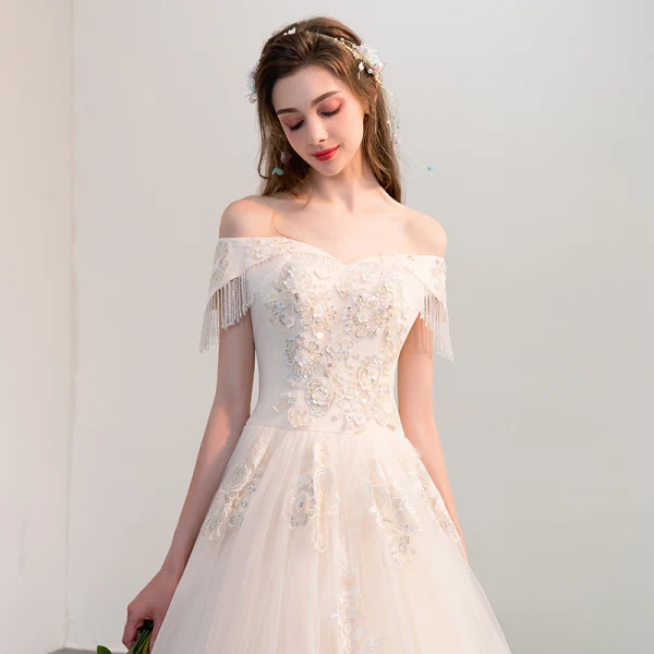 Élégant Champagne Robe De Mariée 2018 Princesse De l'épaule Dos Nu Manches Courtes Perlage Gland Appliques En Dentelle Cathedral Train Volants