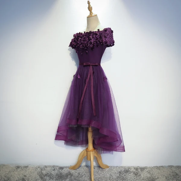 Moderne / Mode Grape de retour Robe De Graduation 2017 Princesse De l'épaule Manches Courtes En Dentelle Appliques Fleur Ceinture Asymétrique Dos Nu Robe De Ceremonie