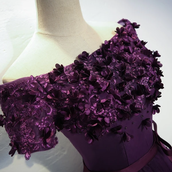 Moderne / Mode Grape de retour Robe De Graduation 2017 Princesse De l'épaule Manches Courtes En Dentelle Appliques Fleur Ceinture Asymétrique Dos Nu Robe De Ceremonie