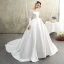 Vintage / Originale Ivoire Satin Hiver Robe De Mariée 2019 Princesse Encolure Dégagée Manches Longues Chapel Train Volants