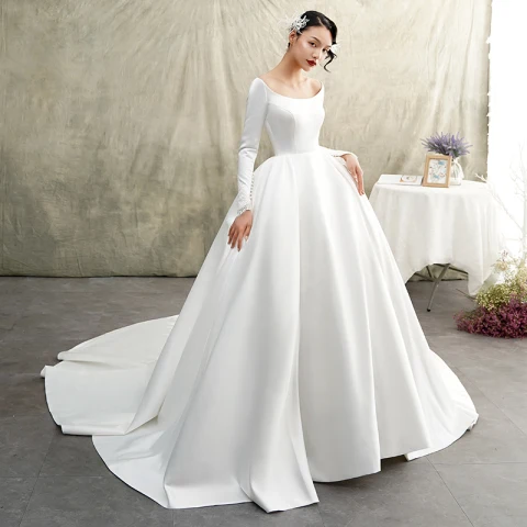 Vintage Ivory / Creme Satin Winter Brautkleider / Hochzeitskleider 2019 Prinzessin Rundhalsausschnitt Lange Ärmel Kapelle-Schleppe Rüschen