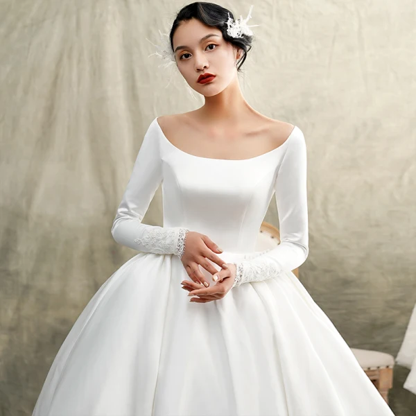 Vintage / Originale Ivoire Satin Hiver Robe De Mariée 2019 Princesse Encolure Dégagée Manches Longues Chapel Train Volants