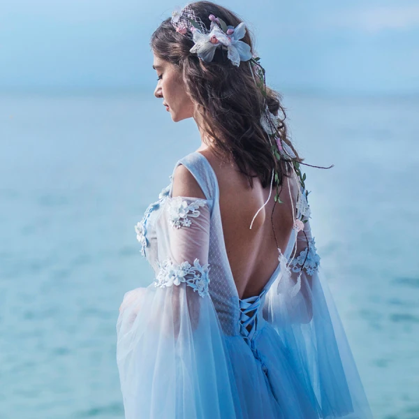 Illusion Bleu Ciel Transparentes Robe De Soirée 2019 Princesse Encolure Dégagée Manches de cloche Appliques En Dentelle Faux Diamant Tribunal Train Volants Dos Nu Robe De Ceremonie