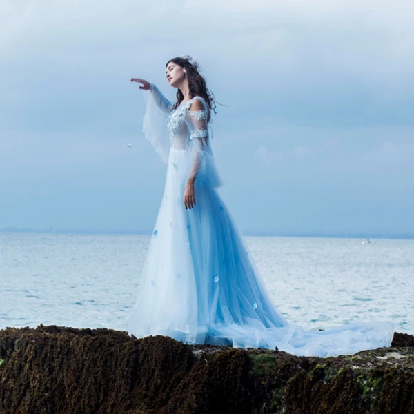 Illusion Bleu Ciel Transparentes Robe De Soirée 2019 Princesse Encolure Dégagée Manches de cloche Appliques En Dentelle Faux Diamant Tribunal Train Volants Dos Nu Robe De Ceremonie