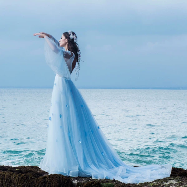 Illusion Bleu Ciel Transparentes Robe De Soirée 2019 Princesse Encolure Dégagée Manches de cloche Appliques En Dentelle Faux Diamant Tribunal Train Volants Dos Nu Robe De Ceremonie