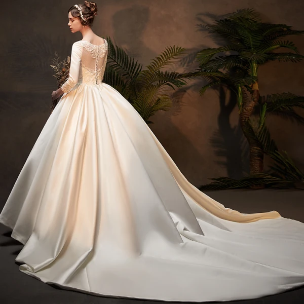 Vintage Kość Słoniowa Satyna Zima Suknie Ślubne 2019 Suknia Balowa Wycięciem 3/4 Rękawy Aplikacje Z Koronki Trenem Katedra Wzburzyć