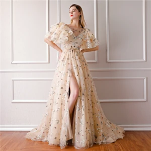 Moderne Mode Champagne Robe De Soirée 2019 Princesse Encolure Carrée Gonflée Manches Courtes Brodé Métal Ceinture Fendue Devant Chapel Train Volants Dos Nu Robe De Ceremonie