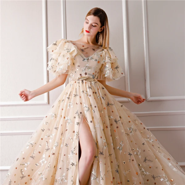 Moderne / Mode Champagne Robe De Soirée 2019 Princesse Encolure Carrée Gonflée Manches Courtes Brodé Métal Ceinture Fendue devant Chapel Train Volants Dos Nu Robe De Ceremonie