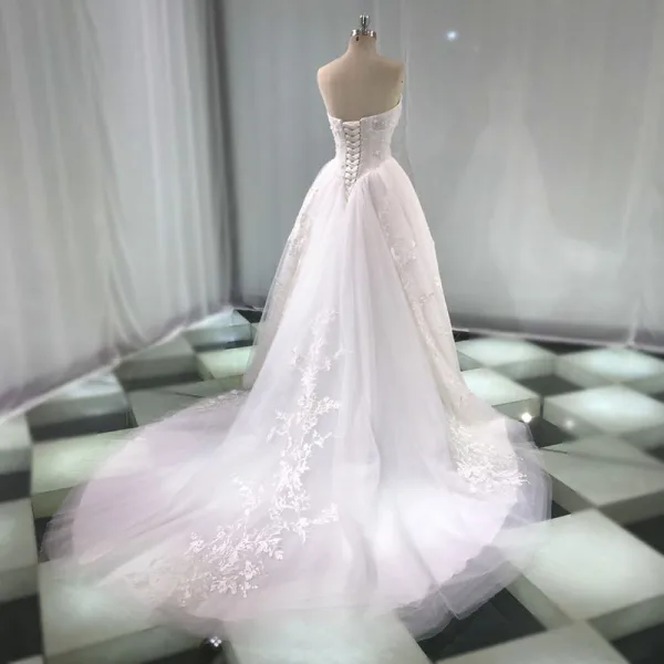 Fine Hvit Brudekjoler 2019 Prinsesse Kjæreste Uten Ermer Ryggløse Appliques Blonder Perle Beading Chapel Train