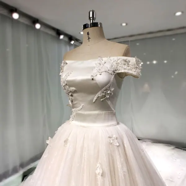 Meilleur Champagne Robe De Mariée 2019 Princesse De l'épaule Manches Courtes Dos Nu Appliques En Dentelle Perle Paillettes Perlage Cathedral Train