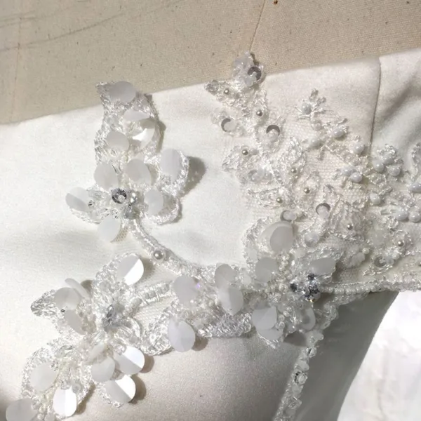 Meilleur Champagne Robe De Mariée 2019 Princesse De l'épaule Manches Courtes Dos Nu Appliques En Dentelle Perle Paillettes Perlage Cathedral Train