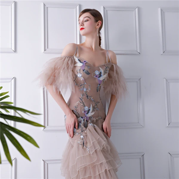 Glamour Tan Robe De Soirée 2019 Trompette / Sirène Bretelles Spaghetti Gonflée Manches Courtes Perlage Brodé Tribunal Train Volants en Cascade Dos Nu Robe De Ceremonie