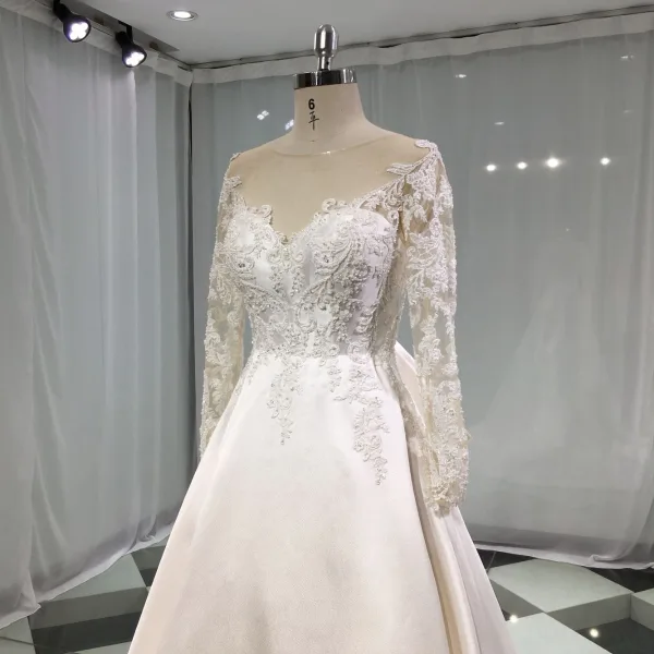 Élégant Ivoire Satin Transparentes Robe De Mariée 2019 Princesse Encolure Dégagée Percé Manches Longues Dos Nu Noeud Appliques En Dentelle Perlage Chapel Train Volants