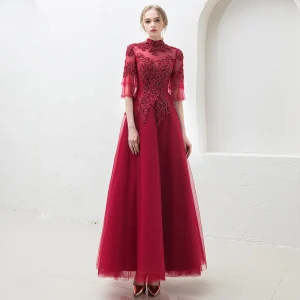 Vintage Burgundy Genomskinliga Balklänningar 2019 Prinsessa Hög Hals Bell Ärmar Appliqués Spets Beading Långa Ruffle Halterneck Formella Klänningar