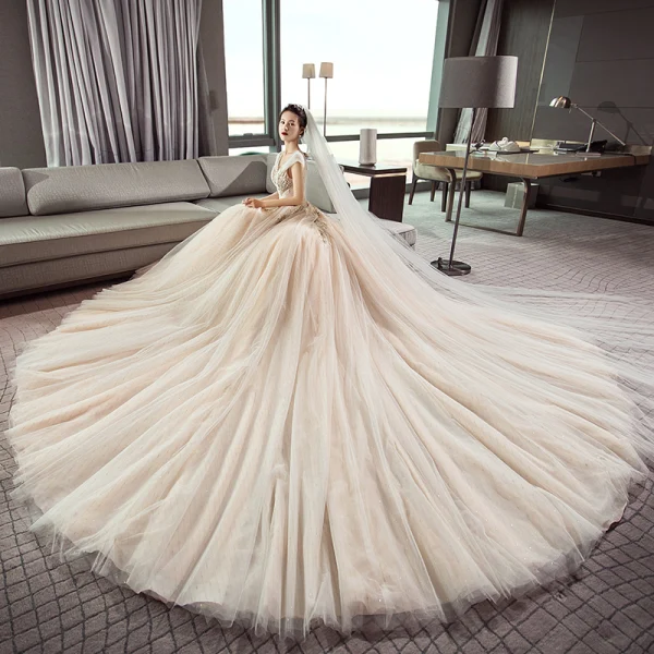 Edles Champagner Brautkleider / Hochzeitskleider 2019 A Linie V-Ausschnitt Ärmellos Rückenfreies Applikationen Spitze Glanz Tülle Kathedrale Schleppe Rüschen
