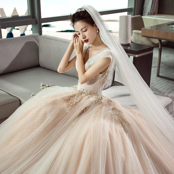 Edles Champagner Brautkleider / Hochzeitskleider 2019 A Linie V-Ausschnitt Ärmellos Rückenfreies Applikationen Spitze Glanz Tülle Kathedrale Schleppe Rüschen