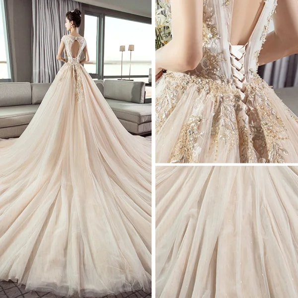 Edles Champagner Brautkleider / Hochzeitskleider 2019 A Linie V-Ausschnitt Ärmellos Rückenfreies Applikationen Spitze Glanz Tülle Kathedrale Schleppe Rüschen