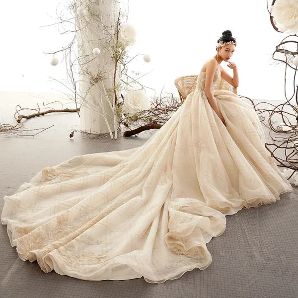 Luksus Champagne Brudekjoler 2019 Ballkjole Kjæreste Uten Ermer Ryggløse Appliques Blonder Beading Glitter Tyll Chapel Train Buste