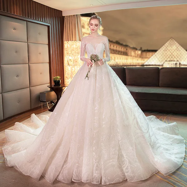 Elegante Ivory / Creme Durchsichtige Brautkleider / Hochzeitskleider 2019 A Linie Rundhalsausschnitt Lange Ärmel Rückenfreies Perlenstickerei Glanz Tülle Kapelle-Schleppe Rüschen