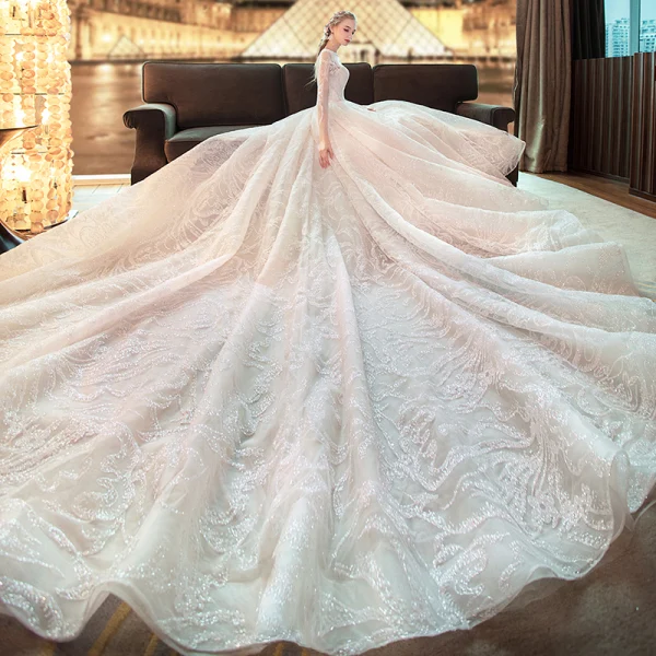 Elegante Ivory / Creme Durchsichtige Brautkleider / Hochzeitskleider 2019 A Linie Rundhalsausschnitt Lange Ärmel Rückenfreies Perlenstickerei Glanz Tülle Kapelle-Schleppe Rüschen