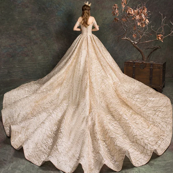 Scintillantes Champagne Robe De Mariée 2019 Robe Boule De l'épaule Manches Courtes Dos Nu Glitter Tulle Cathedral Train Volants