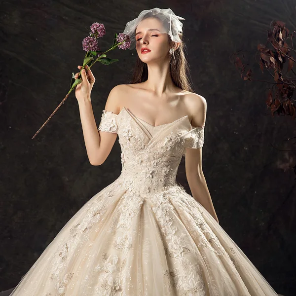 Vintage / Originale Champagne Robe De Mariée 2019 Princesse De l'épaule Manches Courtes Dos Nu Appliques En Dentelle Glitter Tulle Chapel Train Volants