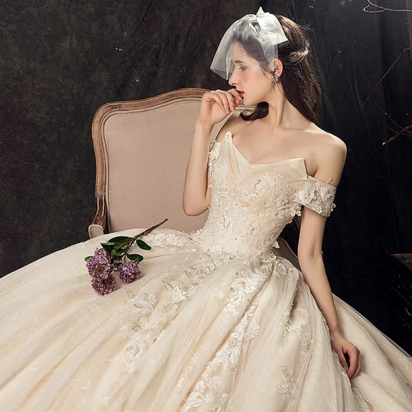 Vintage / Originale Champagne Robe De Mariée 2019 Princesse De l'épaule Manches Courtes Dos Nu Appliques En Dentelle Glitter Tulle Chapel Train Volants