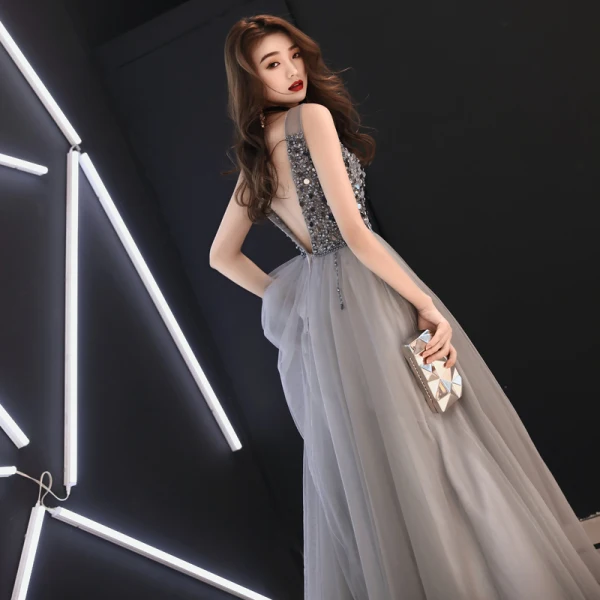 Chic Gris Robe De Soirée 2019 Princesse Col v profond Sans Manches Paillettes Perlage Longue Volants Dos Nu Robe De Ceremonie