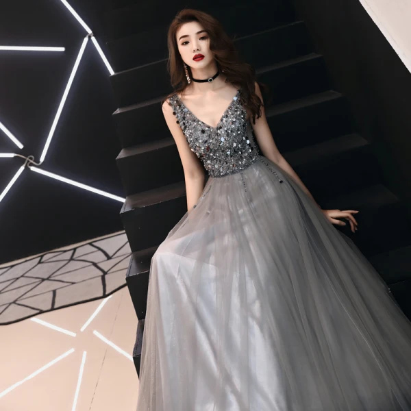 Chic Gris Robe De Soirée 2019 Princesse Col v profond Sans Manches Paillettes Perlage Longue Volants Dos Nu Robe De Ceremonie