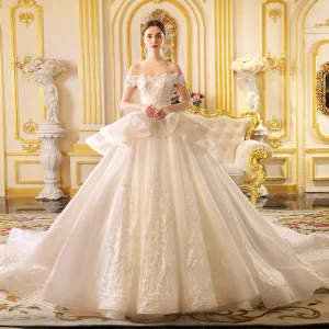 Lyx Elfenben Bröllopsklänningar 2019 Prinsessa Av Axeln Korta Ärm Halterneck Appliqués Spets Glittriga Glitter Tyll Cathedral Train Ruffle