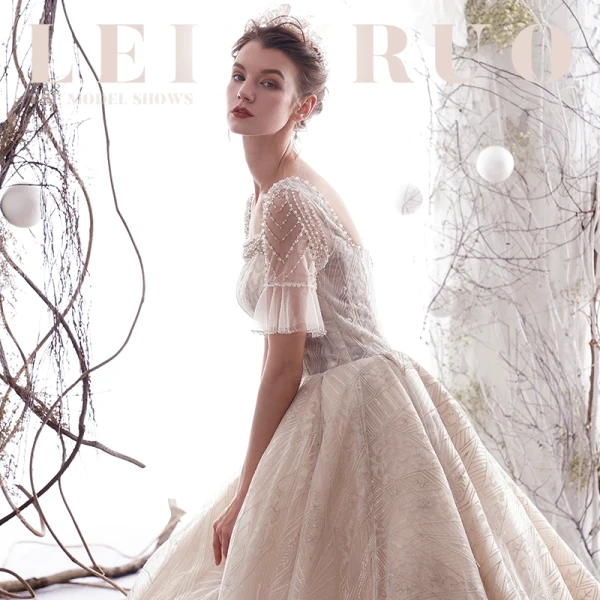Chic Champagne Transparentes Robe De Mariée 2019 Princesse Encolure Carrée Manches de cloche Dos Nu Perlage Appliques En Dentelle Glitter Tulle Cathedral Train Volants