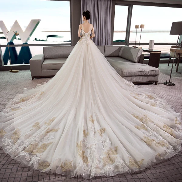 Eleganckie Szampan Suknie Ślubne Z Szalem 2019 Princessa Spaghetti Pasy Bez Rękawów Bez Pleców Aplikacje Z Koronki Perła Frezowanie Trenem Katedra Wzburzyć