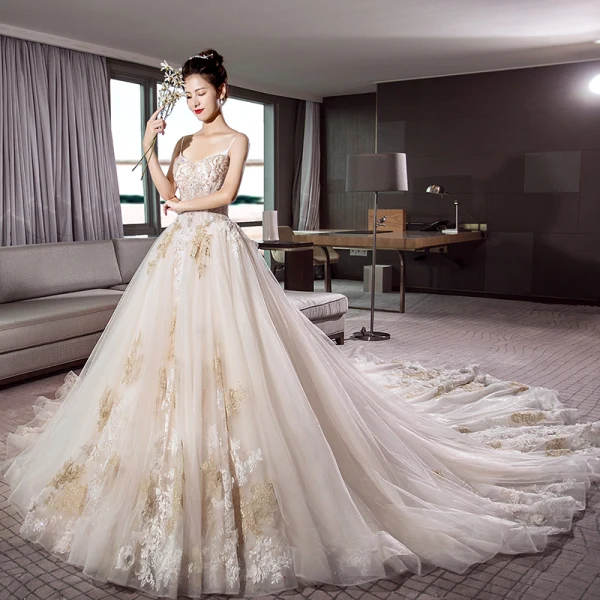 Eleganckie Szampan Suknie Ślubne Z Szalem 2019 Princessa Spaghetti Pasy Bez Rękawów Bez Pleców Aplikacje Z Koronki Perła Frezowanie Trenem Katedra Wzburzyć