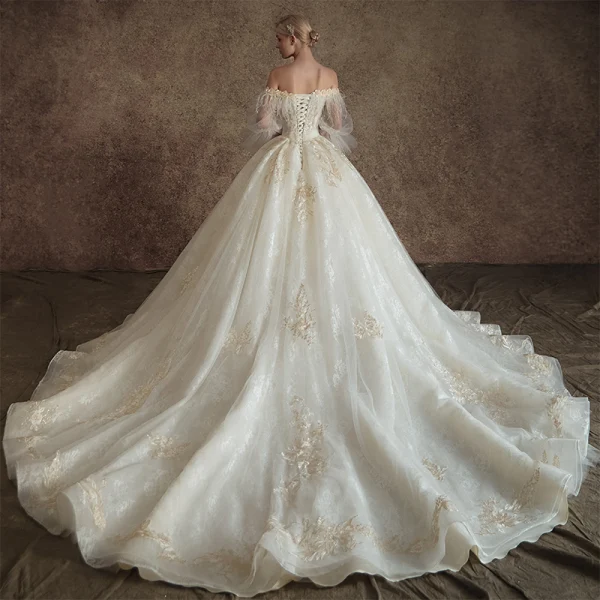 Chic Ivoire Robe De Mariée 2019 Princesse De l'épaule Gonflée 3/4 Manches Appliques En Dentelle Plumes Perle Chapel Train Volants