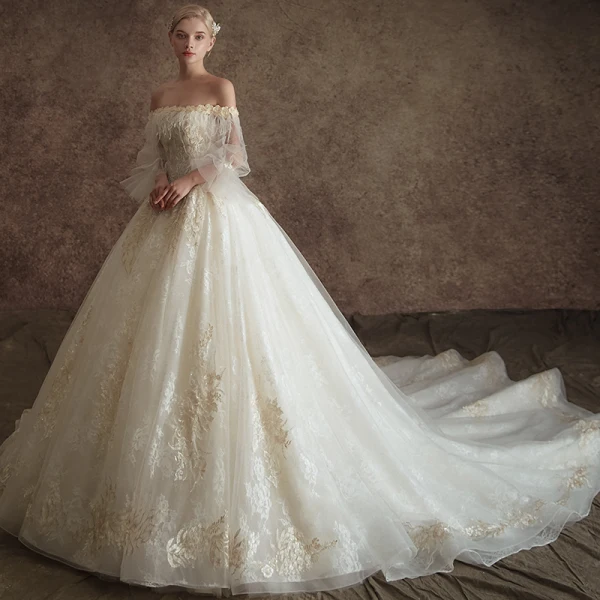 Chic Ivoire Robe De Mariée 2019 Princesse De l'épaule Gonflée 3/4 Manches Appliques En Dentelle Plumes Perle Chapel Train Volants