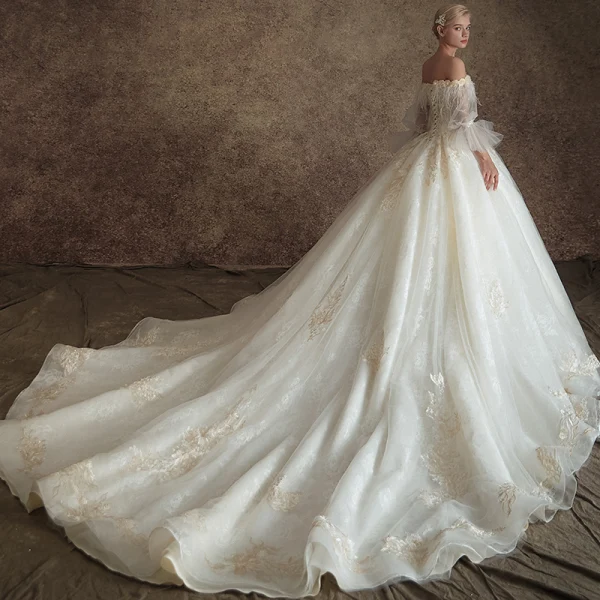 Chic Ivoire Robe De Mariée 2019 Princesse De l'épaule Gonflée 3/4 Manches Appliques En Dentelle Plumes Perle Chapel Train Volants