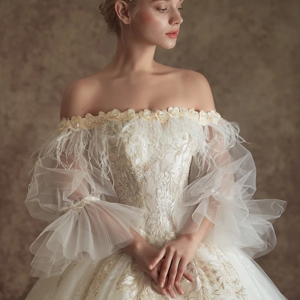 Chic Ivoire Robe De Mariée 2019 Princesse De l'épaule Gonflée 3/4 Manches Appliques En Dentelle Plumes Perle Chapel Train Volants