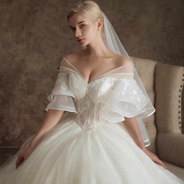 Elegante Ivory / Creme Durchsichtige Brautkleider / Hochzeitskleider 2019 A Linie V-Ausschnitt Glockenhülsen Rückenfreies Applikationen Spitze Perlenstickerei Kapelle-Schleppe Rüschen