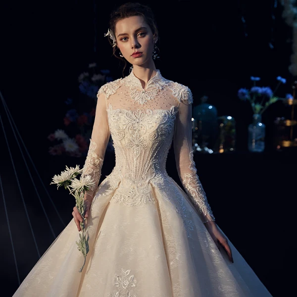 Luxus / Herrlich Chinesischer Stil Ivory / Creme Durchsichtige Brautkleider / Hochzeitskleider 2019 Ballkleid Stehkragen Lange Ärmel Rückenfreies Handgefertigt Perlenstickerei Kapelle-Schleppe Rüschen