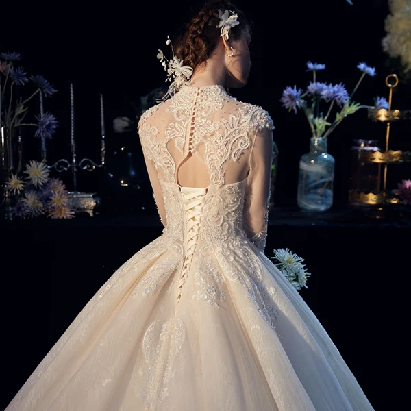 Luxus / Herrlich Chinesischer Stil Ivory / Creme Durchsichtige Brautkleider / Hochzeitskleider 2019 Ballkleid Stehkragen Lange Ärmel Rückenfreies Handgefertigt Perlenstickerei Kapelle-Schleppe Rüschen