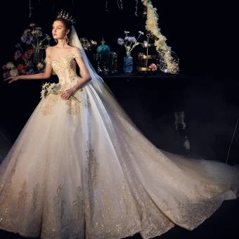 Luxe Champagne Trouwjurken 2019 A Lijn Uit De Schouder Korte Mouwen Ruglooze Appliques Kant Kralen Glans Tule Cathedral Train