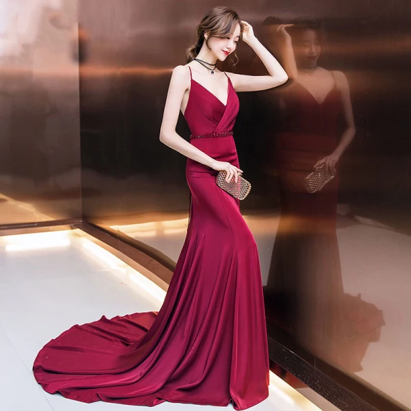 Sexy Bordeaux Robe De Soirée 2019 Trompette / Sirène Bretelles Spaghetti Sans Manches Perlage Ceinture Tribunal Train Volants Dos Nu Robe De Ceremonie