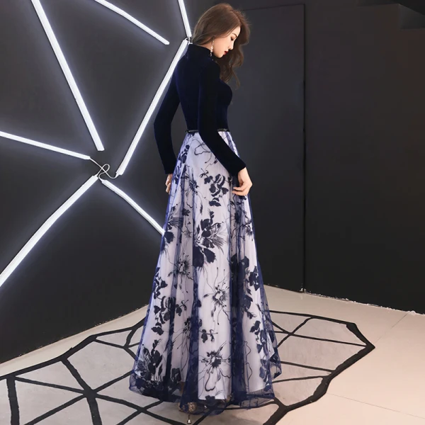 Abordable Style Chinois Bleu Marine Daim Robe De Soirée 2019 Princesse Col Haut Manches Longues Ceinture Appliques En Dentelle Longue Volants Robe De Ceremonie