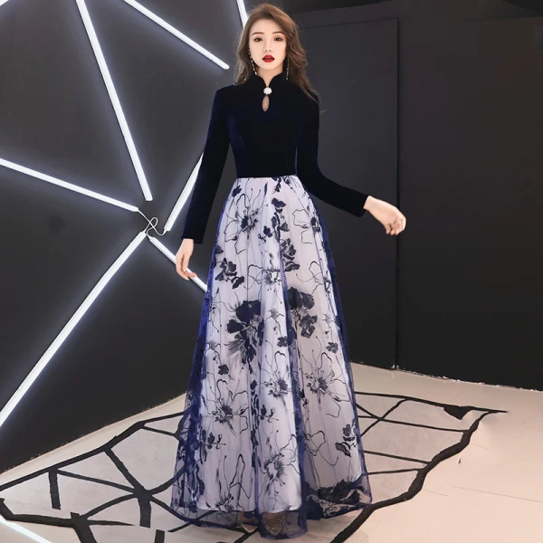 Abordable Style Chinois Bleu Marine Daim Robe De Soirée 2019 Princesse Col Haut Manches Longues Ceinture Appliques En Dentelle Longue Volants Robe De Ceremonie
