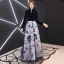 Abordable Style Chinois Bleu Marine Daim Robe De Soirée 2019 Princesse Col Haut Manches Longues Ceinture Appliques En Dentelle Longue Volants Robe De Ceremonie